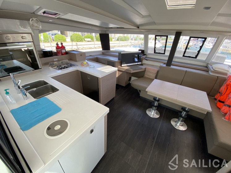 Astréa 42 - Yacht Charter Sailica