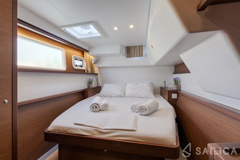 Lagoon 450  Flybridge - Yacht Charter Sailica