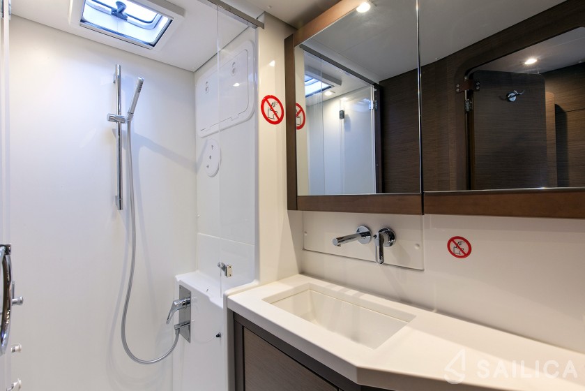 Lagoon 450  Flybridge - Yacht Charter Sailica