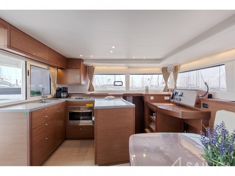 Lagoon 450  Flybridge - Yacht Charter Sailica