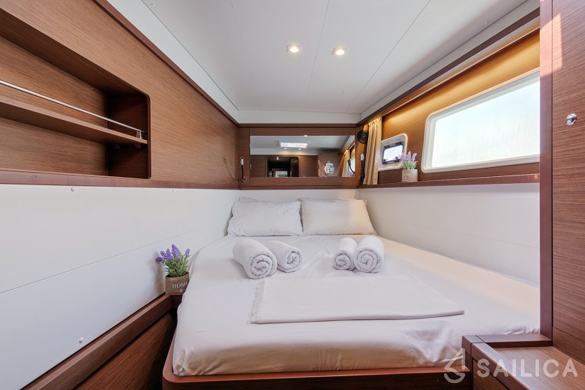 Lagoon 450  Flybridge - Yacht Charter Sailica