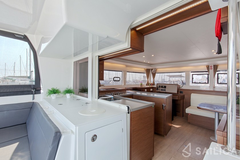 Lagoon 450  Flybridge - Yacht Charter Sailica