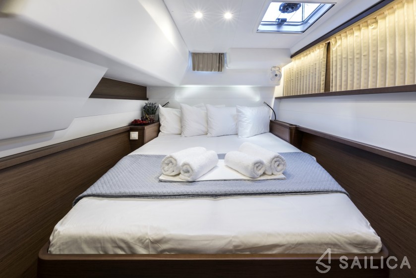 Lagoon 450  Flybridge - Yacht Charter Sailica