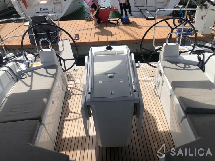 Oceanis 40.1 - Yacht Charter Sailica