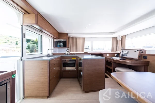 Lagoon 450  Flybridge - Yacht Charter Sailica