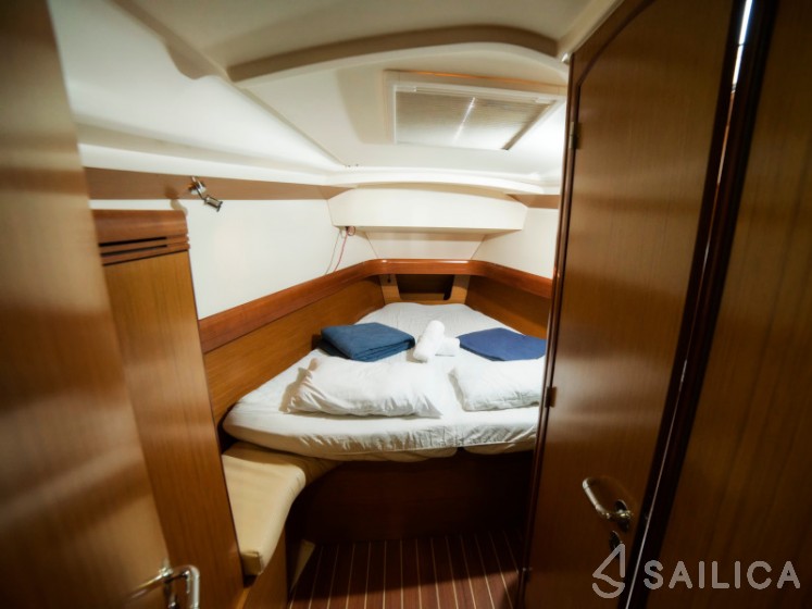 Sun Odyssey 42i - Yacht Charter Sailica