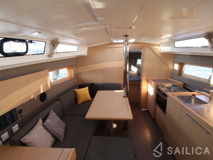 Oceanis 38 - Yacht Charter Sailica