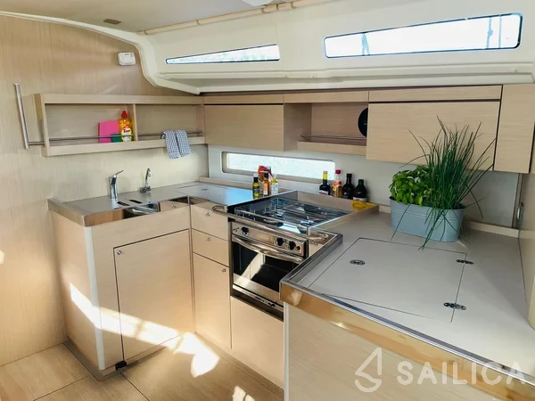 Oceanis 40.1 - Yacht Charter Sailica