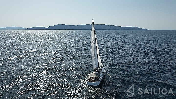 Oceanis 51.1 - Yacht Charter Sailica