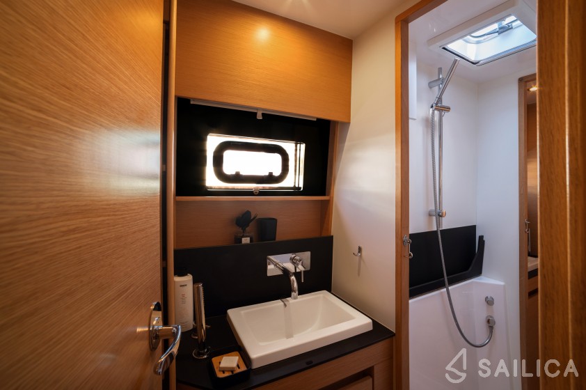 Nautitech 46 Fly - Yacht Charter Sailica