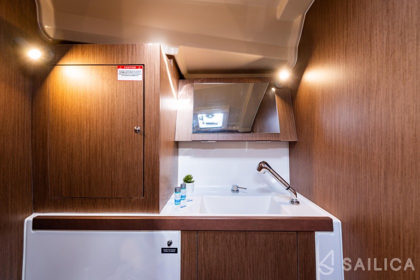 Oceanis 41.1 - Yacht Charter Sailica