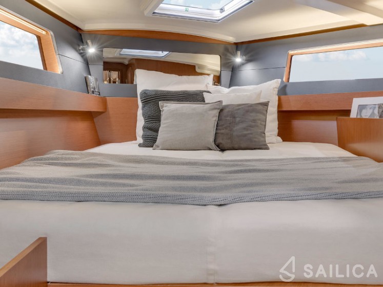 Oceanis 41.1 - Yacht Charter Sailica