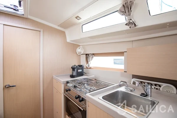 Oceanis 38.1 - Yacht Charter Sailica