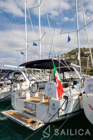 Oceanis 38.1 - Yacht Charter Sailica