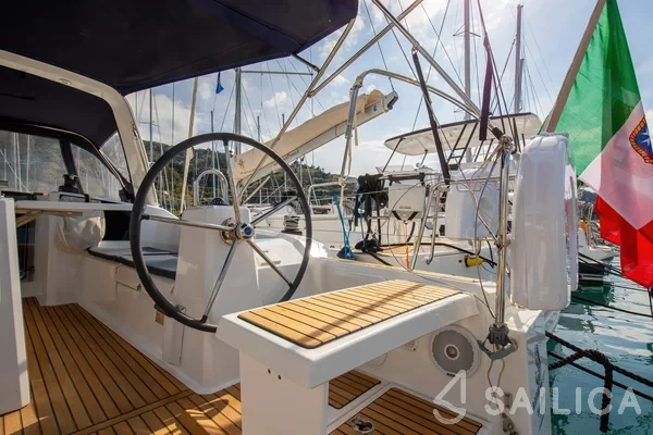 Oceanis 38.1 - Yacht Charter Sailica