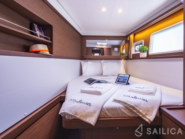 Lagoon 450  Flybridge - Yacht Charter Sailica