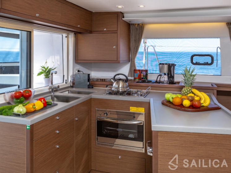 Lagoon 450  Flybridge - Yacht Charter Sailica