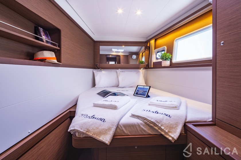 Lagoon 450  Flybridge - Yacht Charter Sailica