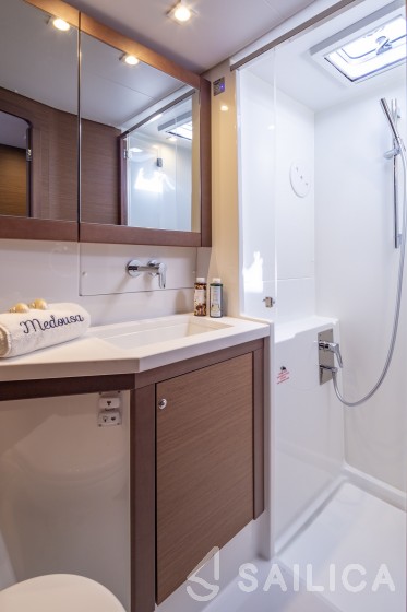 Lagoon 450  Flybridge - Yacht Charter Sailica