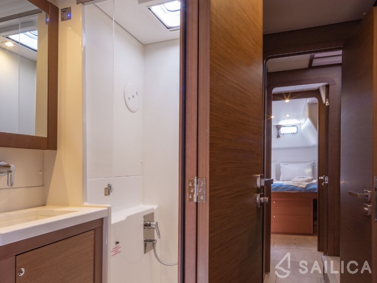 Lagoon 450  Flybridge - Yacht Charter Sailica