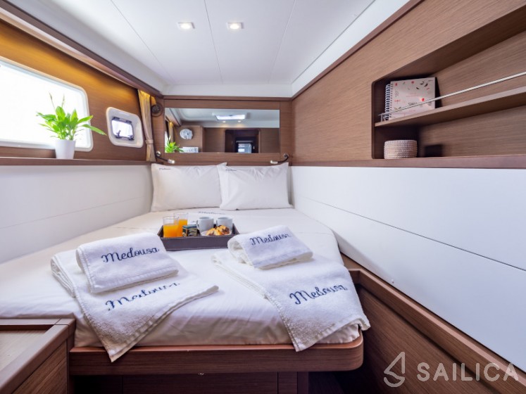 Lagoon 450  Flybridge - Yacht Charter Sailica