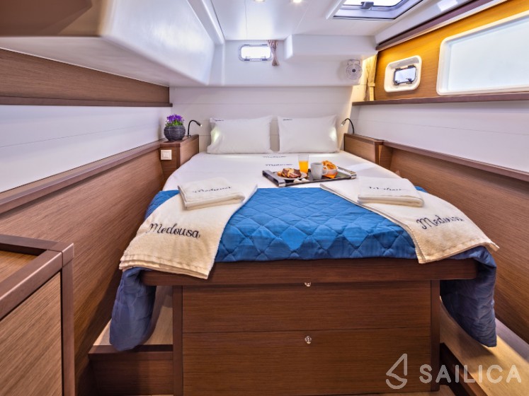 Lagoon 450  Flybridge - Yacht Charter Sailica