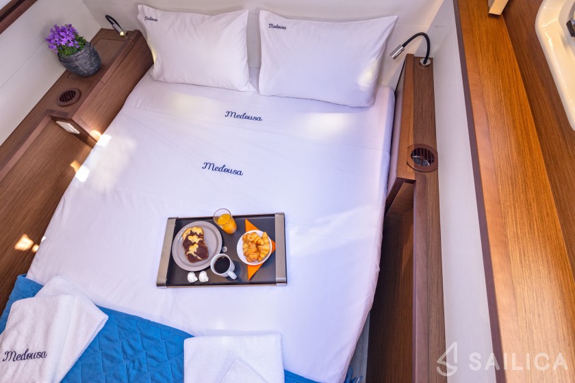 Lagoon 450  Flybridge - Yacht Charter Sailica