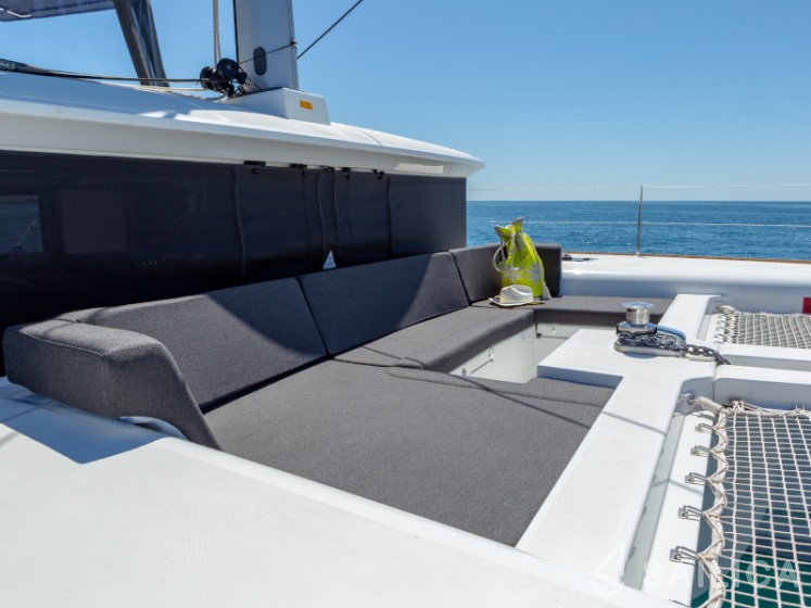 Lagoon 450  Flybridge - Yacht Charter Sailica