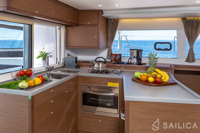 Lagoon 450  Flybridge - Yacht Charter Sailica