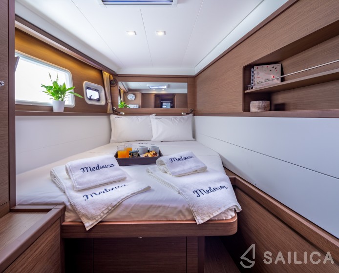 Lagoon 450  Flybridge - Yacht Charter Sailica