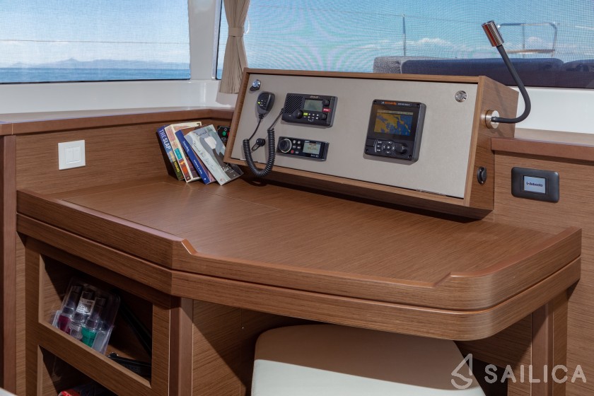 Lagoon 450  Flybridge - Yacht Charter Sailica