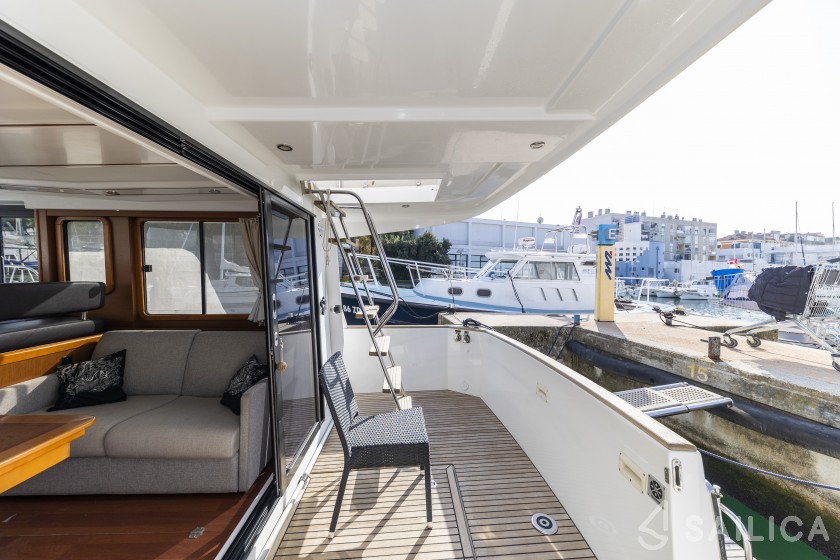 Swift Trawler 34 Fly - Yacht Charter Sailica