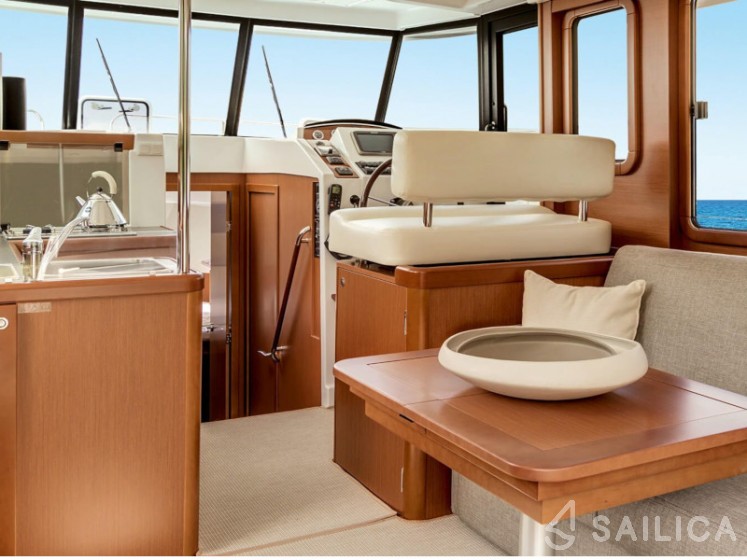 Swift Trawler 34 Fly - Yacht Charter Sailica