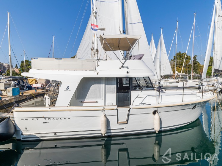 Swift Trawler 34 Fly - Yacht Charter Sailica