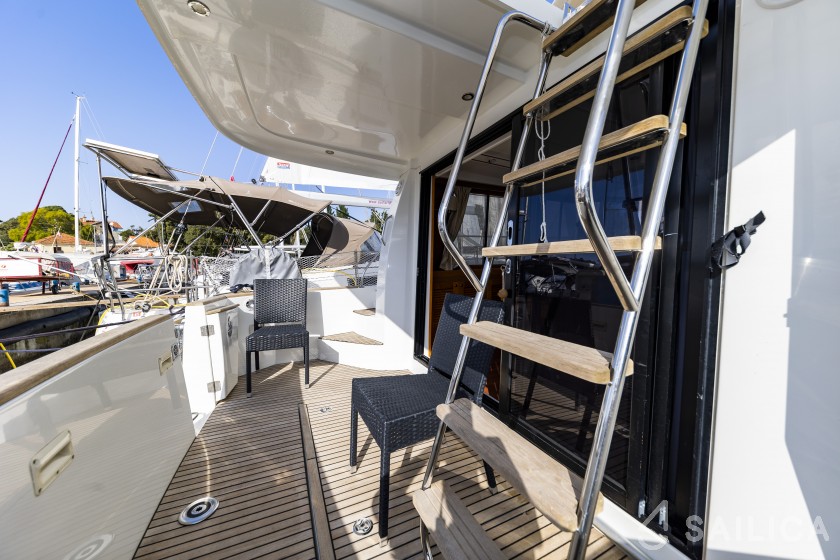 Swift Trawler 34 Fly - Yacht Charter Sailica