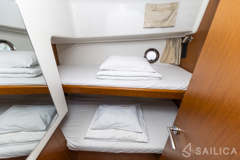 Swift Trawler 34 Fly - Yacht Charter Sailica