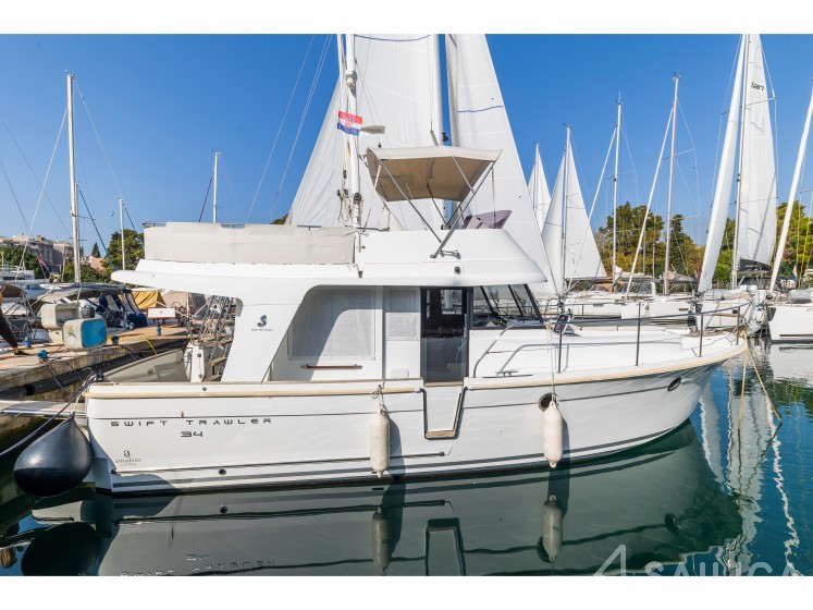 Swift Trawler 34 Fly - Yacht Charter Sailica