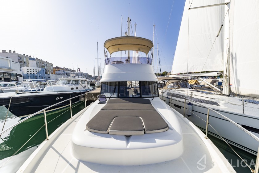 Swift Trawler 34 Fly - Yacht Charter Sailica