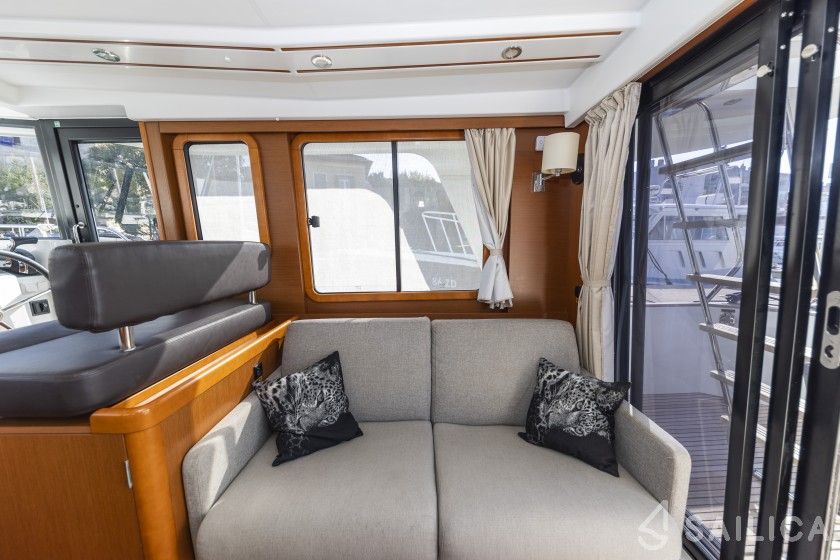 Swift Trawler 34 Fly - Yacht Charter Sailica