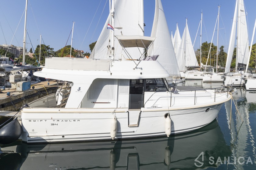 Swift Trawler 34 Fly - Yacht Charter Sailica