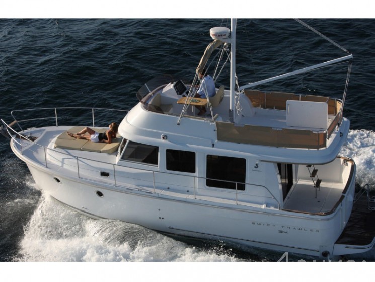 Swift Trawler 34 Fly - Yacht Charter Sailica
