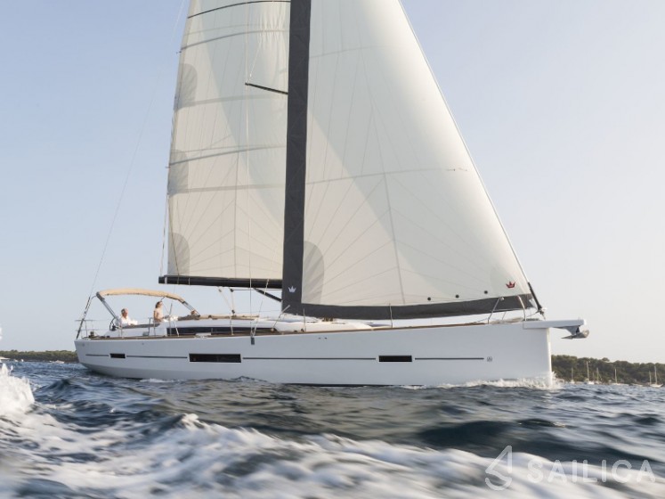 Dufour 520 GL - Yacht Charter Sailica