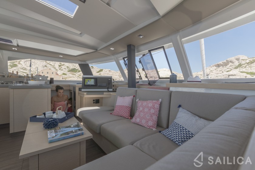 Astréa 42 - Yacht Charter Sailica