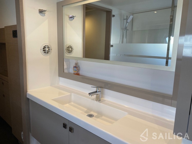 Astréa 42 - Yacht Charter Sailica