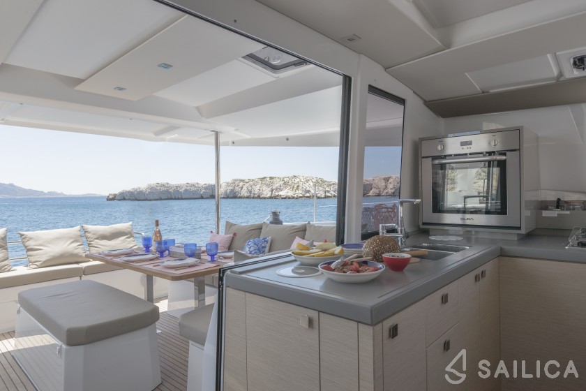 Astréa 42 - Yacht Charter Sailica