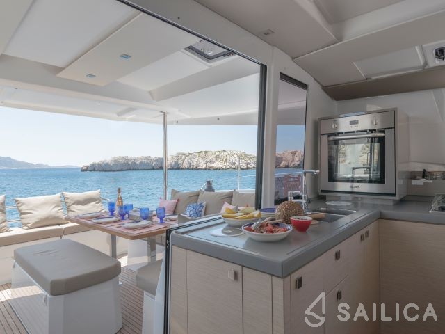 Astréa 42 - Yacht Charter Sailica