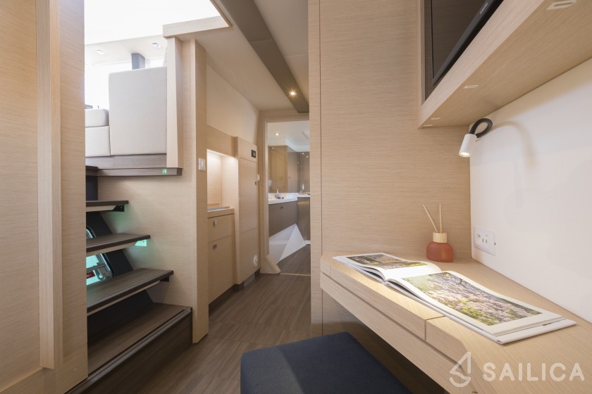 Astréa 42 - Yacht Charter Sailica