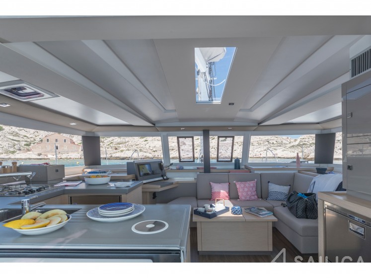 Astréa 42 - Yacht Charter Sailica
