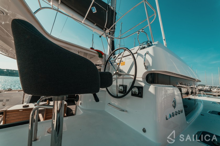 Lagoon 40 - Yacht Charter Sailica