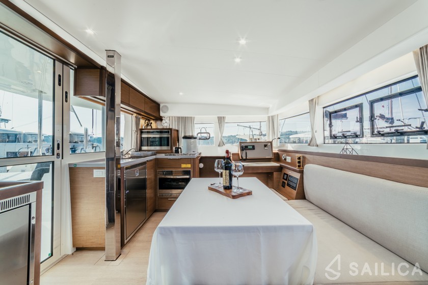 Lagoon 40 - Yacht Charter Sailica